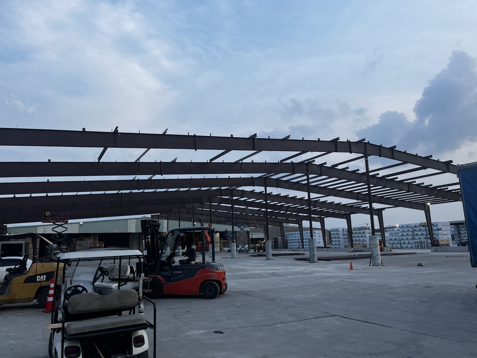 Industrial steel building frame erection in North Texas